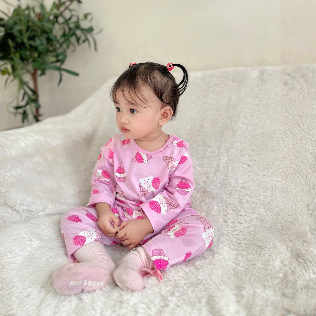 Cocohanee - Creamy Strawberry Baby Long Shoulder Button Pajamas - Piyama Bayi dengan Kancing di Bahu