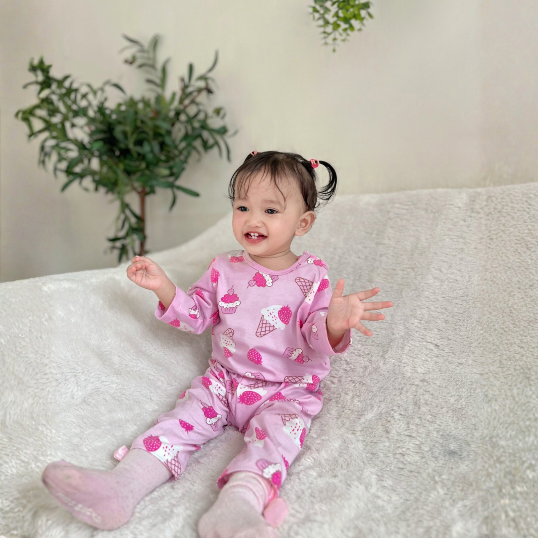 Cocohanee - Creamy Strawberry Baby Long Shoulder Button Pajamas - Piyama Bayi dengan Kancing di Bahu