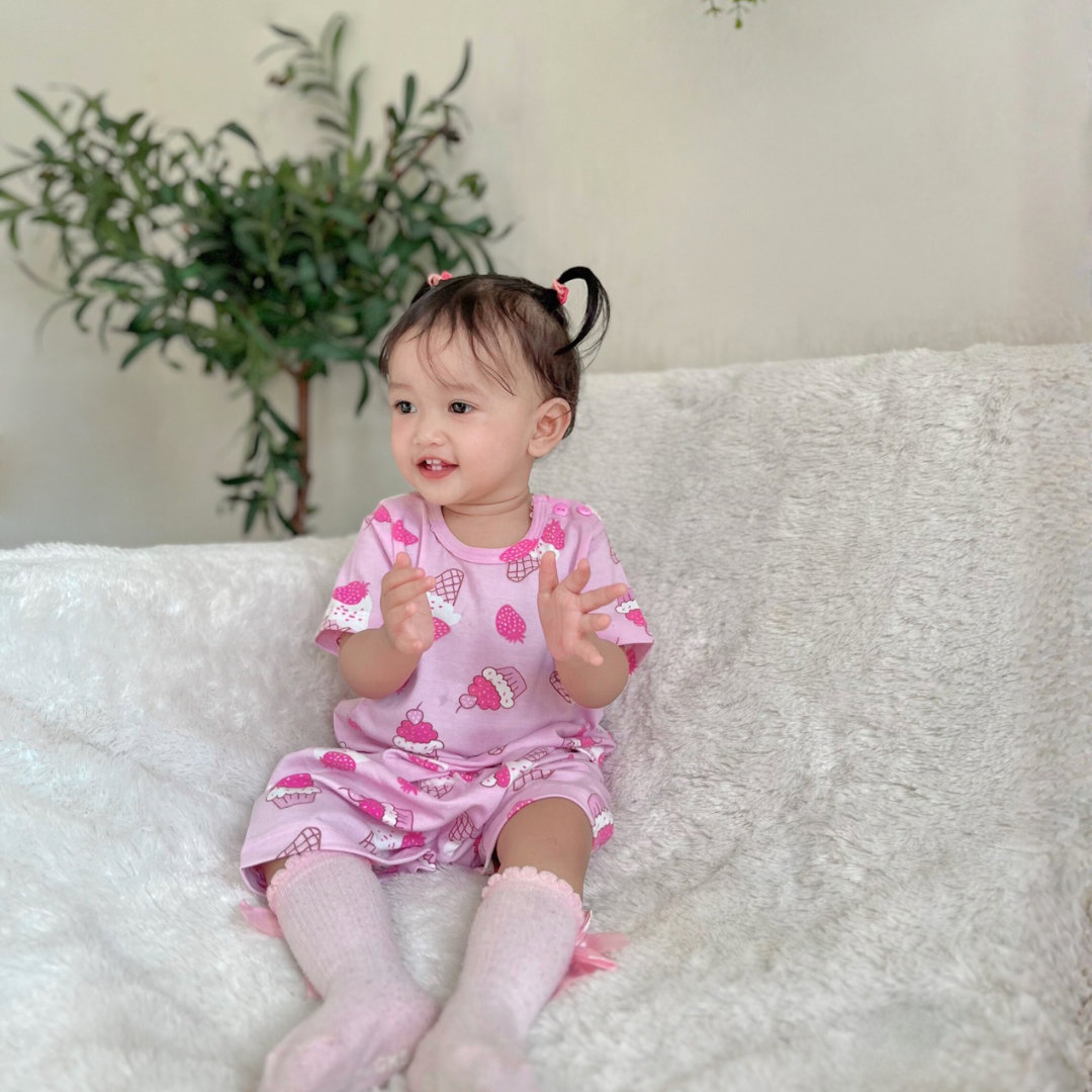 Cocohanee - Creamy Strawberry Baby Short Shoulder Button Pajamas - Piyama Bayi dengan Kancing di Bahu